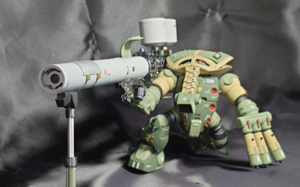 「ずいぶん前に戦艦の残骸から主砲を回収していたんだ。元々は奇襲のためだったから2発撃ったら後は鈍器にしか使えないけどな。」