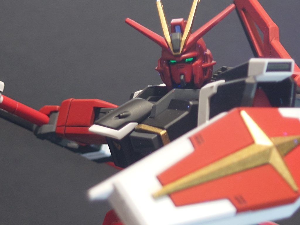 今回もカメラアイは発光します。