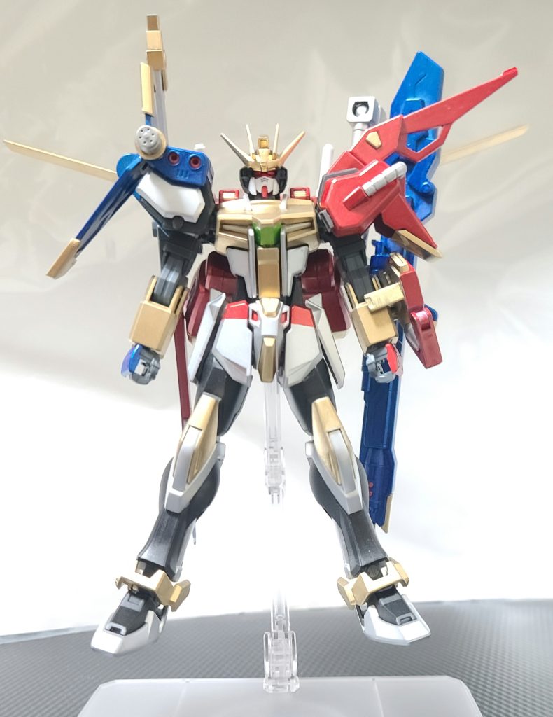正面から…正確に言うと元ネタでは肩の色が逆になっているのですが、これもキットの仕様上どうしようも無かったので、そこには目をつぶってください…(gundam-kao5)