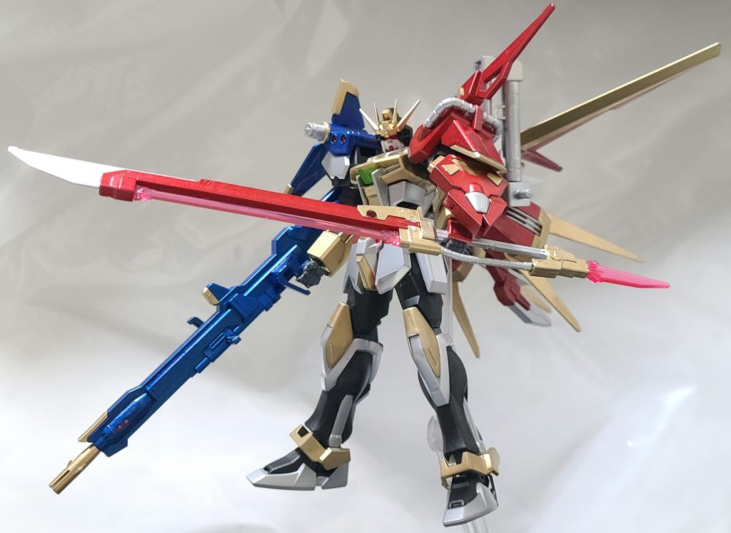 そして、本作の最大の目玉であるトリニティストライクガンダム！！…改めてみるとゴテゴテしすぎてて色合いも騒がしいですが問答無用の迫力と力強さを感じます！(gundam-kao2)