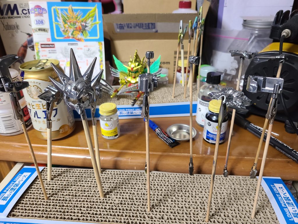 茨城県神栖の店で出会ったキットせっかくだからメッキはがし、あわせ目消し、肉抜きあなうめ、メッキ塗装してみました。やすりは一万までかけました。メッキを曇らせないためには、つるつるにして、塗料のリターダー効果を助けてあげるといいですね。少し塗料の吹き方を失敗して曇っても、時間がたつと平坦になります。さらにクリアはつるつるになるまでしつこく吹くことでつるてるになります。メッキ塗装までは簡単にできたけど、塗り分けに苦戦