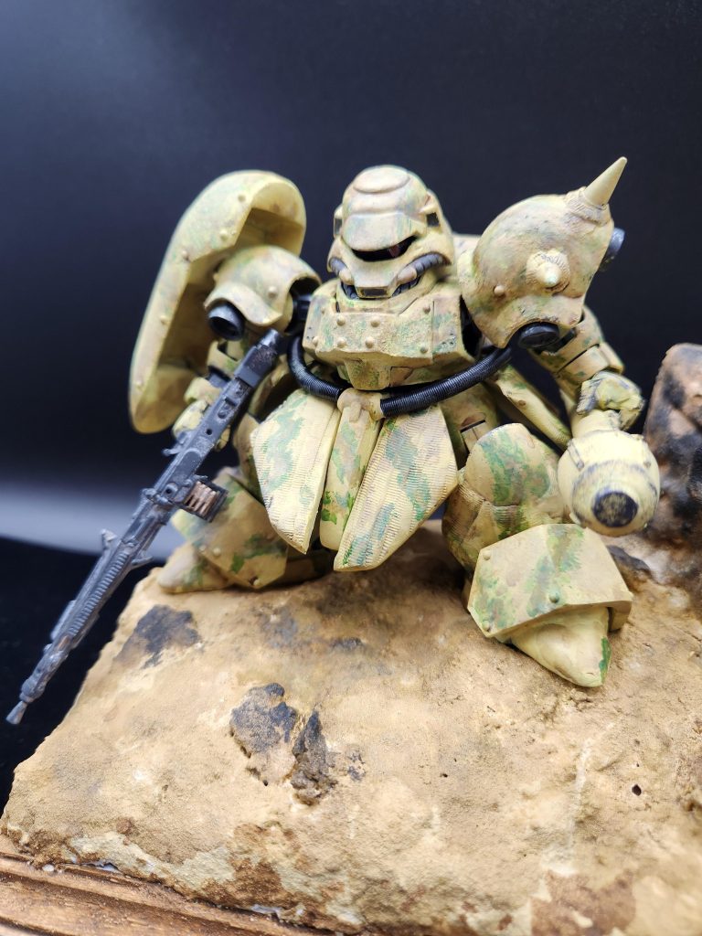 上半身はラッカーパテで面を荒らし、リベットでディティールアップ下半身はパテを盛りツィンメリットコーティング