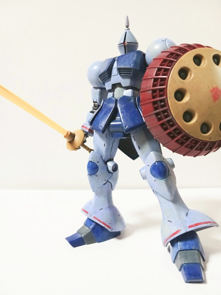 ガンプラ復帰4作目の成型色仕上げのギャンを筆塗りしました。せっかくなのでラインマーキングを加えてみました。