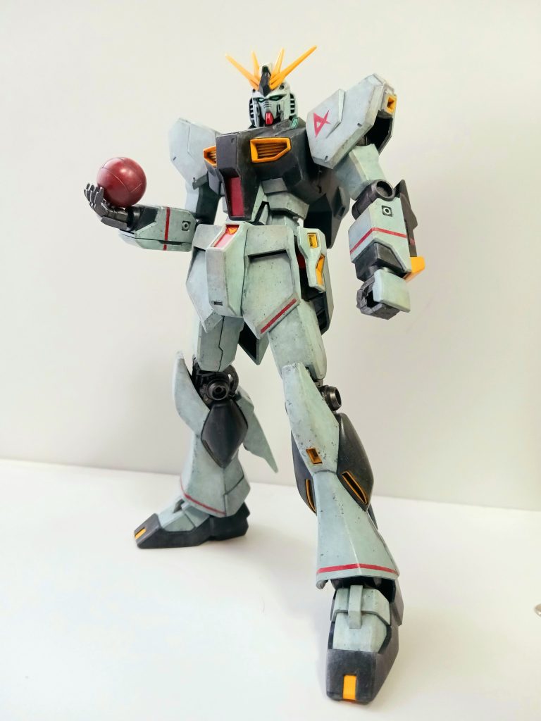 νガンダムは、大好きなMSの1つ。以前作った成型色仕上げのものを、筆塗りでリペイントしました。せっかくなので、ラインマーキングを入れ、アムロマークは手書き。機体はライトブルーで塗り、自作したサザビー脱出ポッドを持たせてみました。