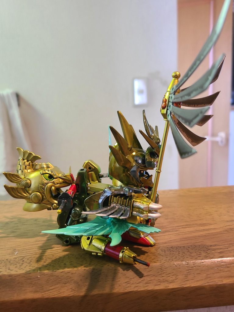 しゃちほこは後ろに余剰になる兜も合体させるという、子供には嬉しい仕様です。