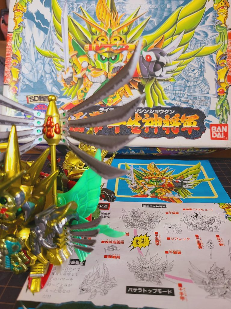 箱絵が鮮やかなのと、メッキパーツの多さで子供人気ありそう✨設定も細かく、コミックつき❗