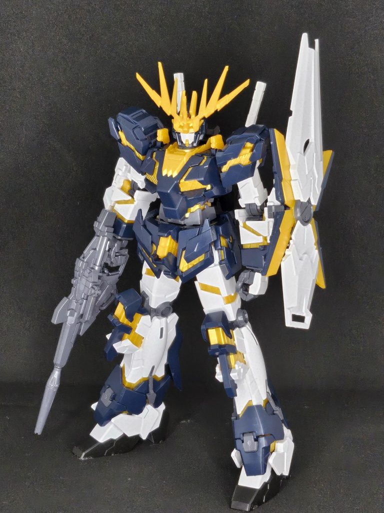 正面赤いクリアパーツとバンシィの濃色の相性が悪かったので金？色を採用。