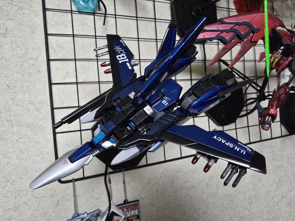 メイン写真の元画像です。青色部分は 黒サフ、マイカブルー水色部分は 黒サフ、シルバー、クリアブルーいずれも缶スプレーで塗ってます光沢トップコートです。