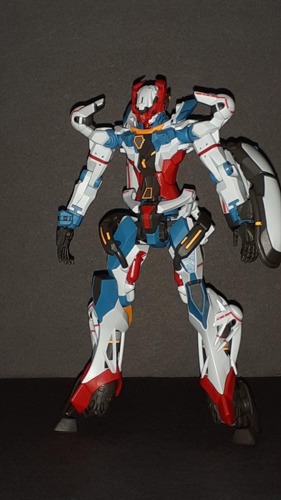 非展開頭部の状態だとガンダムじゃない別の作品のロボと言われても信じてしまいそう。