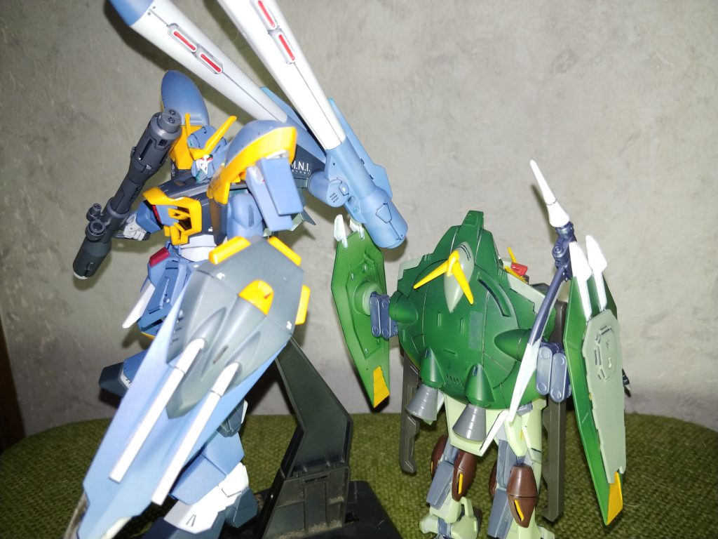 個人的にこの2体は主役機より好きかも。