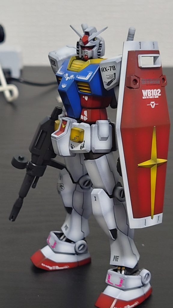 合わせ目消し、グラデーション全塗装の基本工作です。全体的にシンプルに感じたのでデカールでアレンジしてみました。