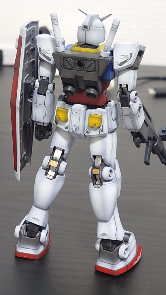 後ろ姿。デカール少なかったですね。