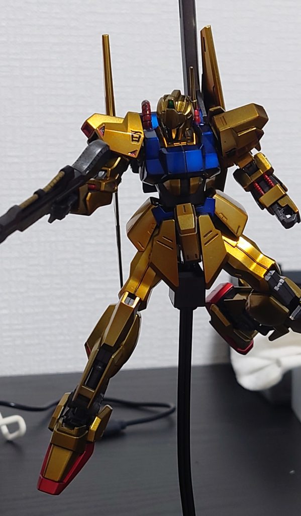 ゴールド部分のトップに塗るために調色していたクリアーイエローは最後に隠し味的に足そうとした蛍光オレンジを入れすぎてしまい台無しにしてしまったので、シンプルにクリアオレンジで若干の濃淡をつけながら塗装しました。