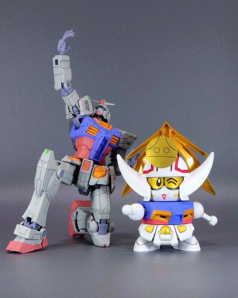 万博の実物と同じポーズ。手前のSDガンダムは大阪、太陽の塔繋がりです。