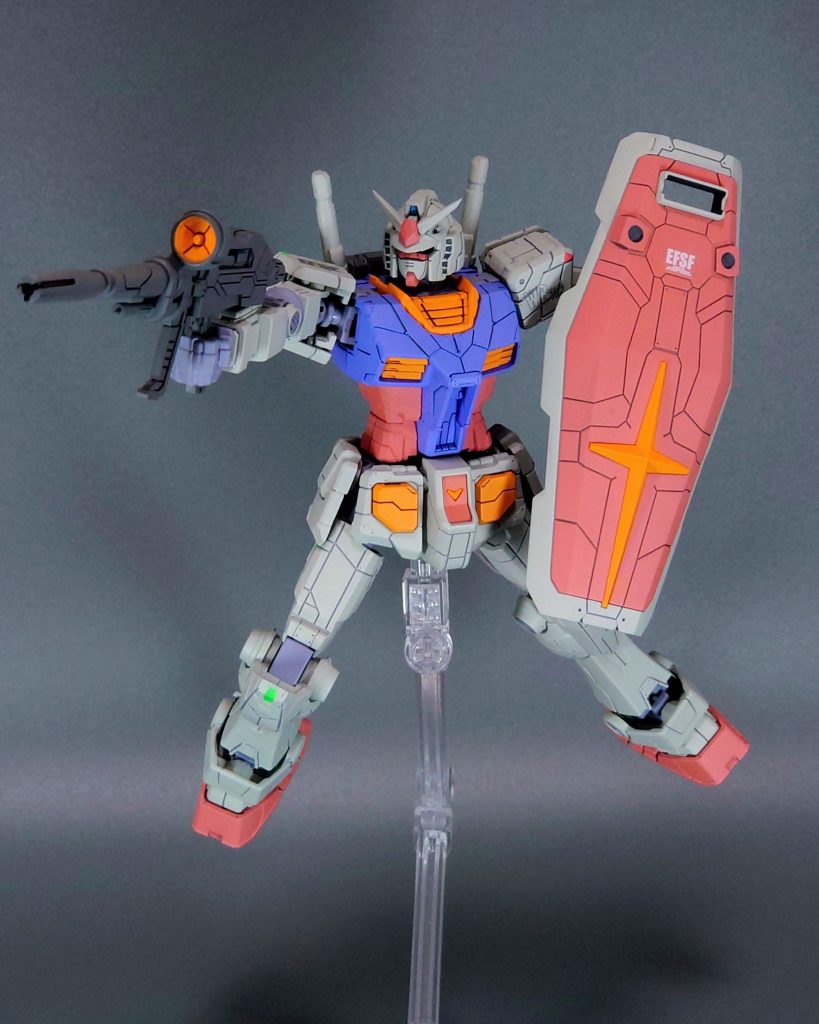 全身のディテールは彫り直しが大変な箇所はスルーして深めのディテールのみスミ入れしてみました。識別灯は蛍光カラーで塗装します。