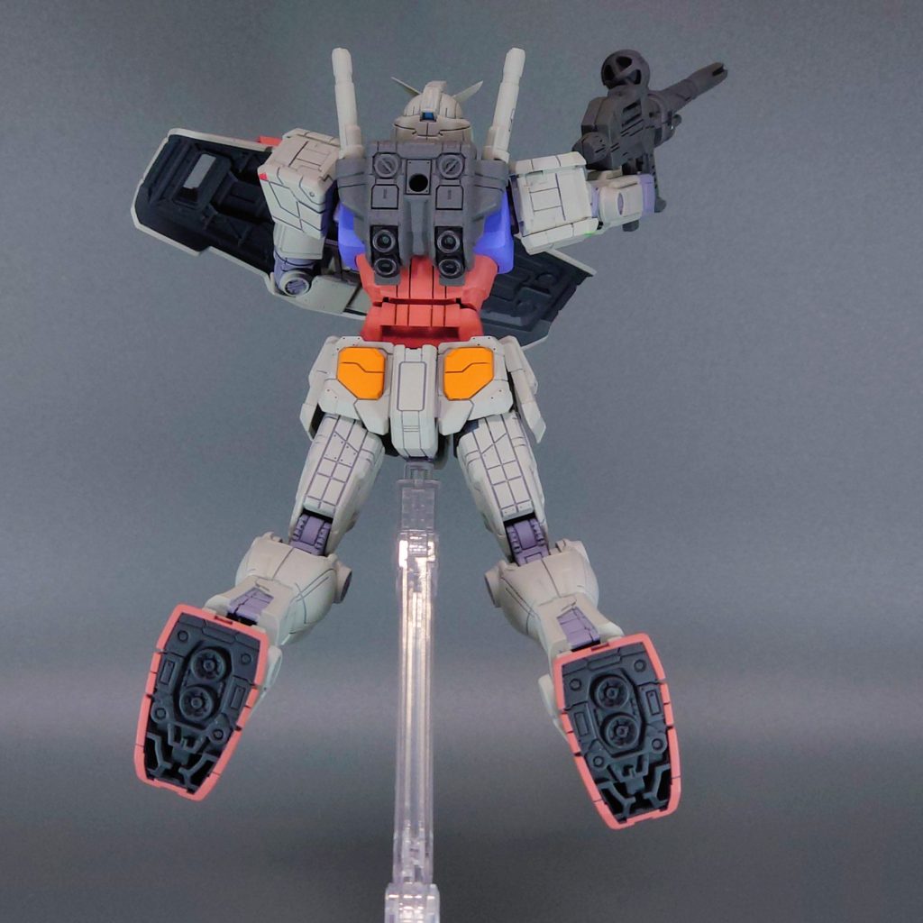 爪先は肉抜き穴埋めが大変そうなので暗色で塗装して誤魔化しました。バックパックのスラスターは金属色で塗装してます。