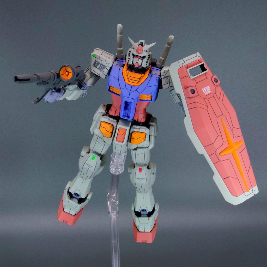 実物の細かい塗り分けは無視して塗装は若干淡めの色調でツインアイはブルーにしてみました。マーキングはデカールではなくシールです。