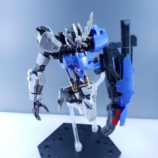 フレームを共通とし､以前作成したアスタロトプライドの換装プランとしてリナシメントを制作開始です｡左腕に色々とギミック仕込んでます。（1枚目）
