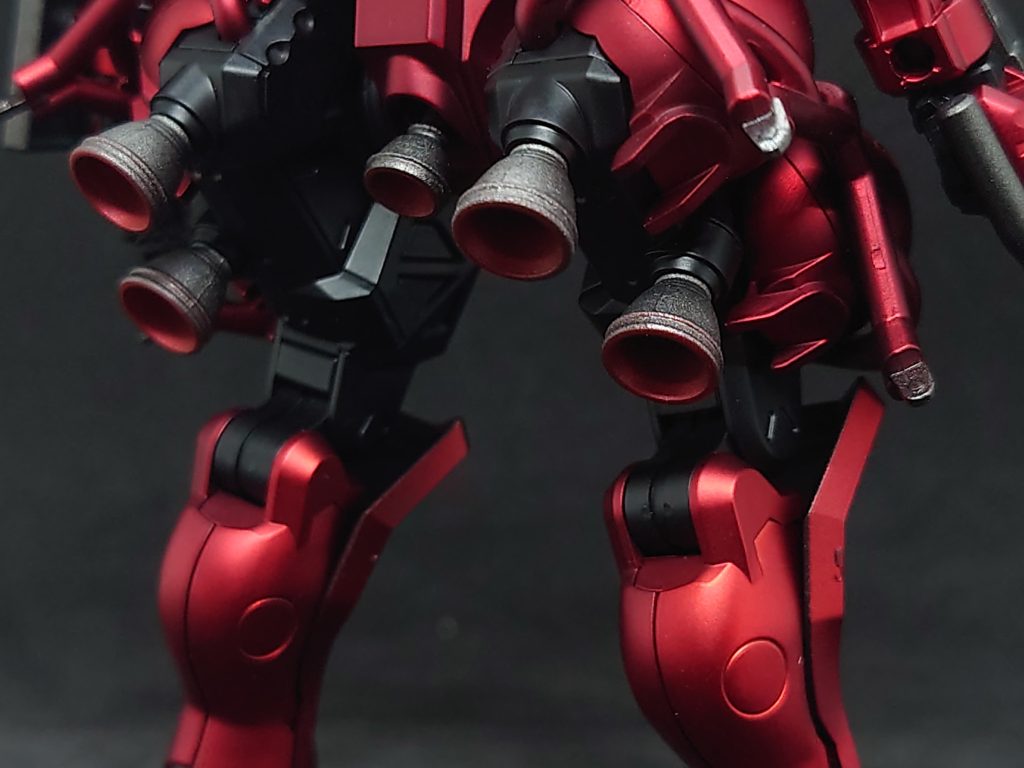 脚部のバーニア×5基アミみたいな個所の先端も赤鉄(水性)で部分塗装。