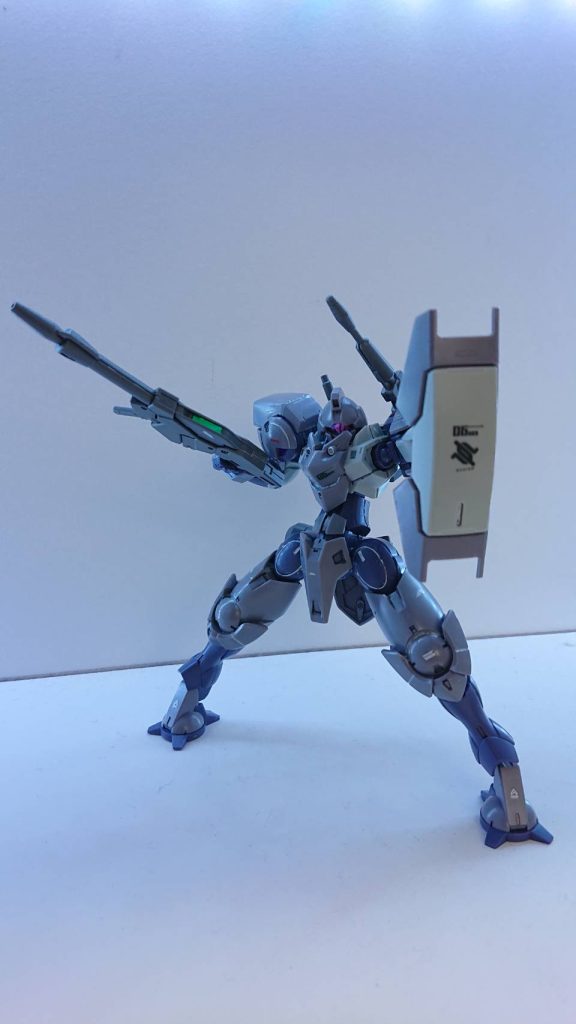 盾を構えた状態で。ど真ん中にデカールこそ至高なんですなぁ。ちなみに使用してるデカールは30㎜のものを使用しています。