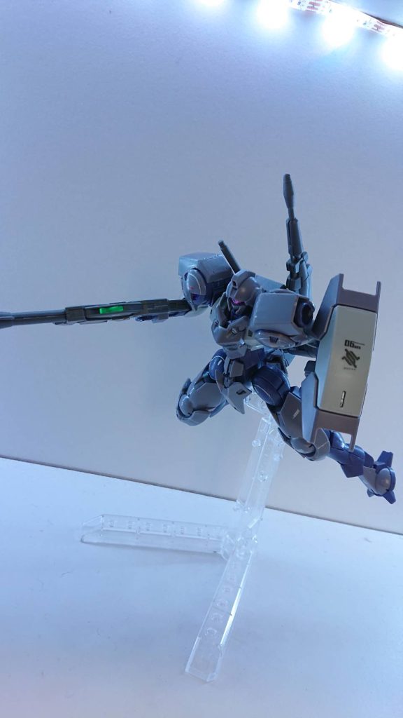 量産機っぽく宇宙を漂っている感じでポージング。