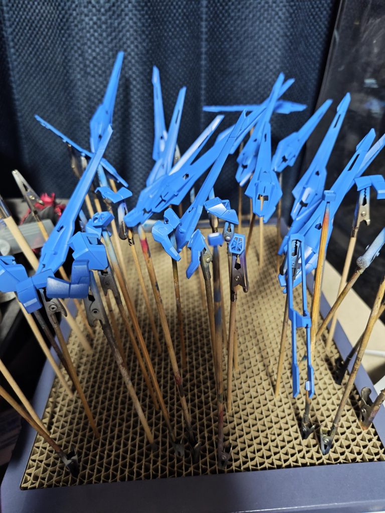 青はコバルトブルー、やや成型色より明るめ