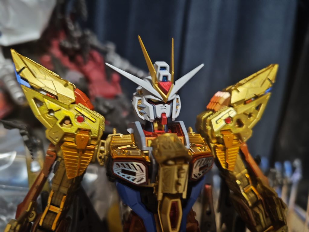 赤はGXメタルレッド、白は艶消し、赤はメタリックが手癖になりつつある。こうすることで質感にメリハリが生まれる。濃い灰色はガイアカラー、ブルーフォグホワイト