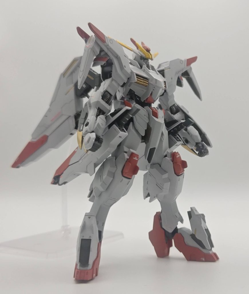 とにかく重量バランスがめちゃくちゃな機体でしたので極力背部と腰部ユニットは取り付けないで製作しました。また、調色のむずかしいボディカラーでかなりドキドキしました。