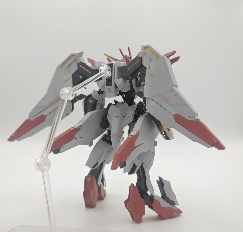 なので本当は武器マウント用のところにサポートアームを設置して腰部の負担減らしています。意外にバックショットはゴチャっとしてないんですね。