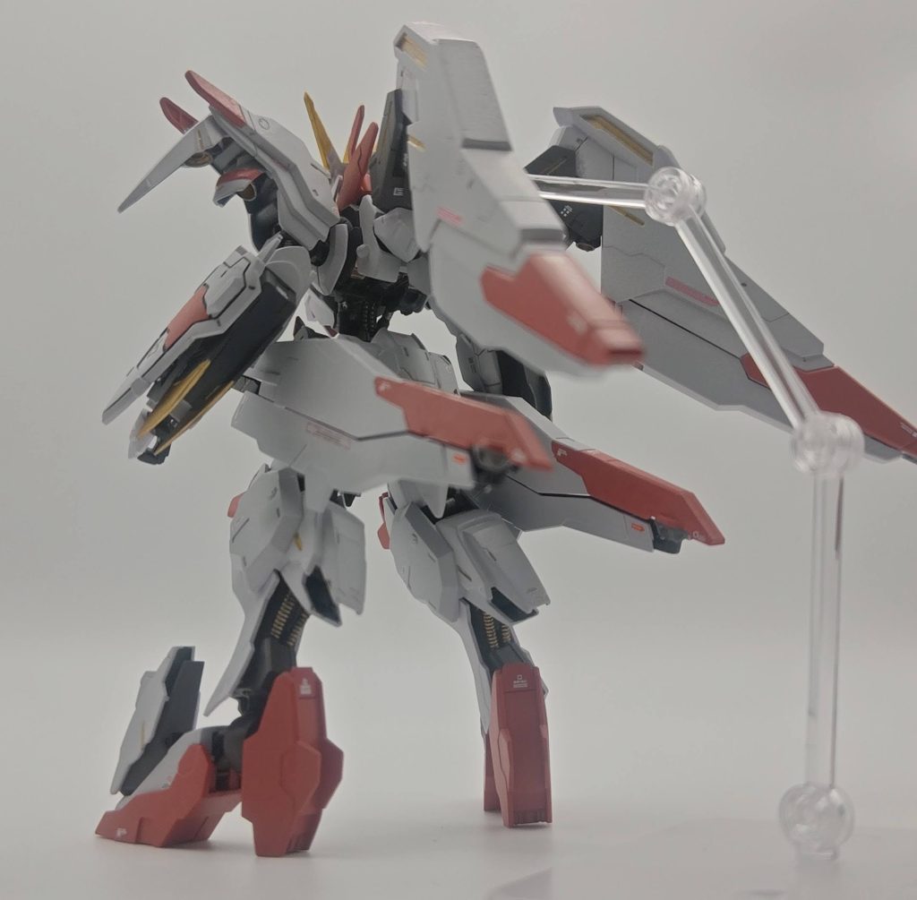 ちなみに羽を伸ばすとこんな感じに・・・。パイプ類は金色にして目立てせています。