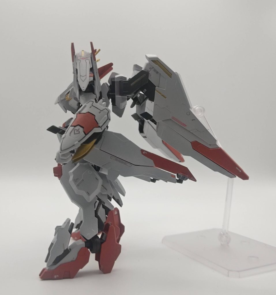 側面からだとこうなります。このウェイトをポリキャップ一個で支えてるモンスターマシンです。左右腕部クローは安全仕様だったのでプラバンで伸ばしています。あと、ウィング部分も元のモールドに合わせてプラバンでシルエット強調しています。