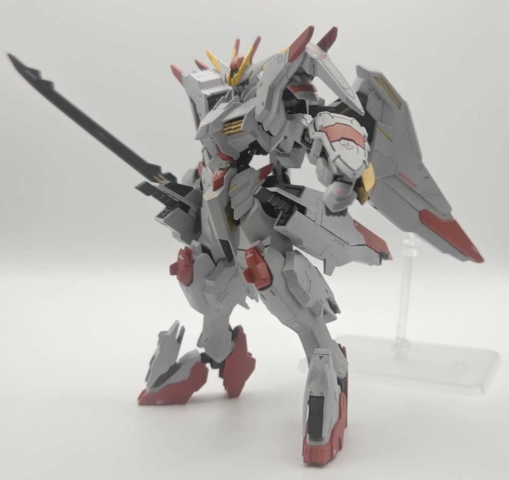 鉄血系は武器は基本鈍器なのですが、刀にもなる仕様です。1色塗装ぽかったのでメタルブラックに変更しています。