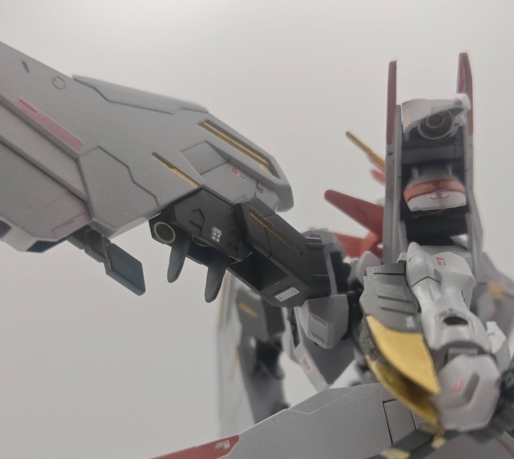 ウィング基部、肩部アーマー部にバーニアを設置してこちらも情報量増やしています。