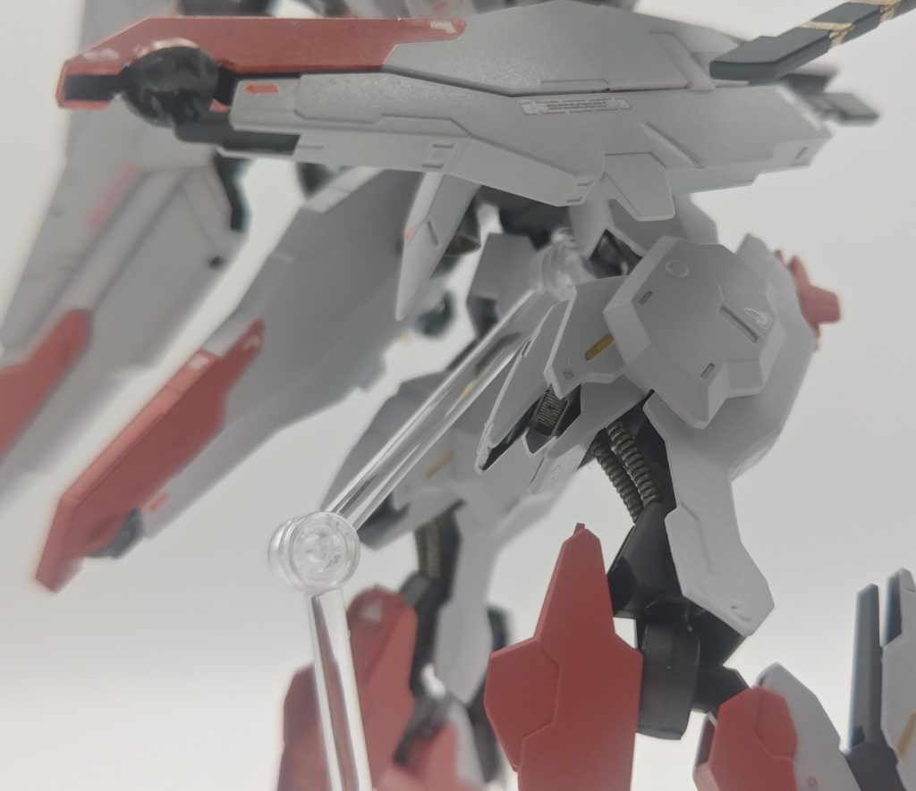 結構いろいろいじりがいのあるキットになってまして・・・例えば脚部のスラスターっぽいところもパーツ足してディティールアップしました。