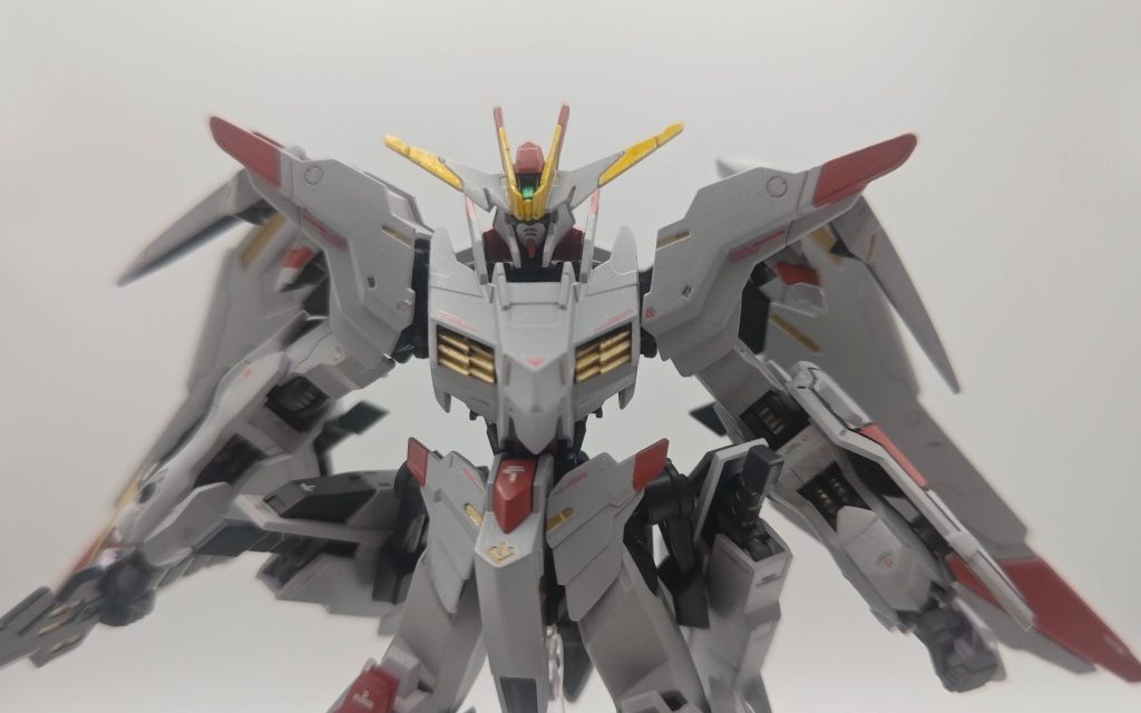 イエロー部は金色に色変えして金属感をだしてみました。関節部には若干のウェザリングを施しています。