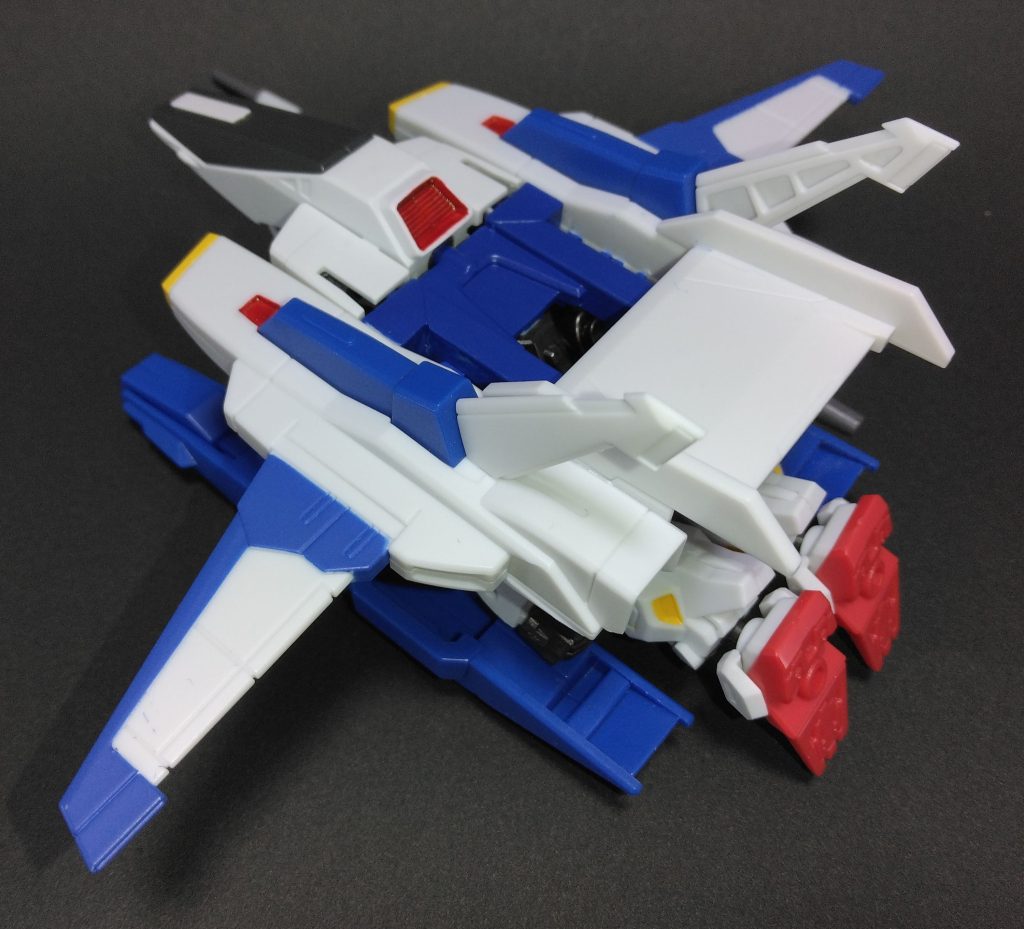 Gフライヤー時にヒザ下がはみ出るのは当然でむしろ本編が作画ミス、ということになっておりますが、SDならすっぽり収まるのがいい感じだと思います(gundam-kao3)