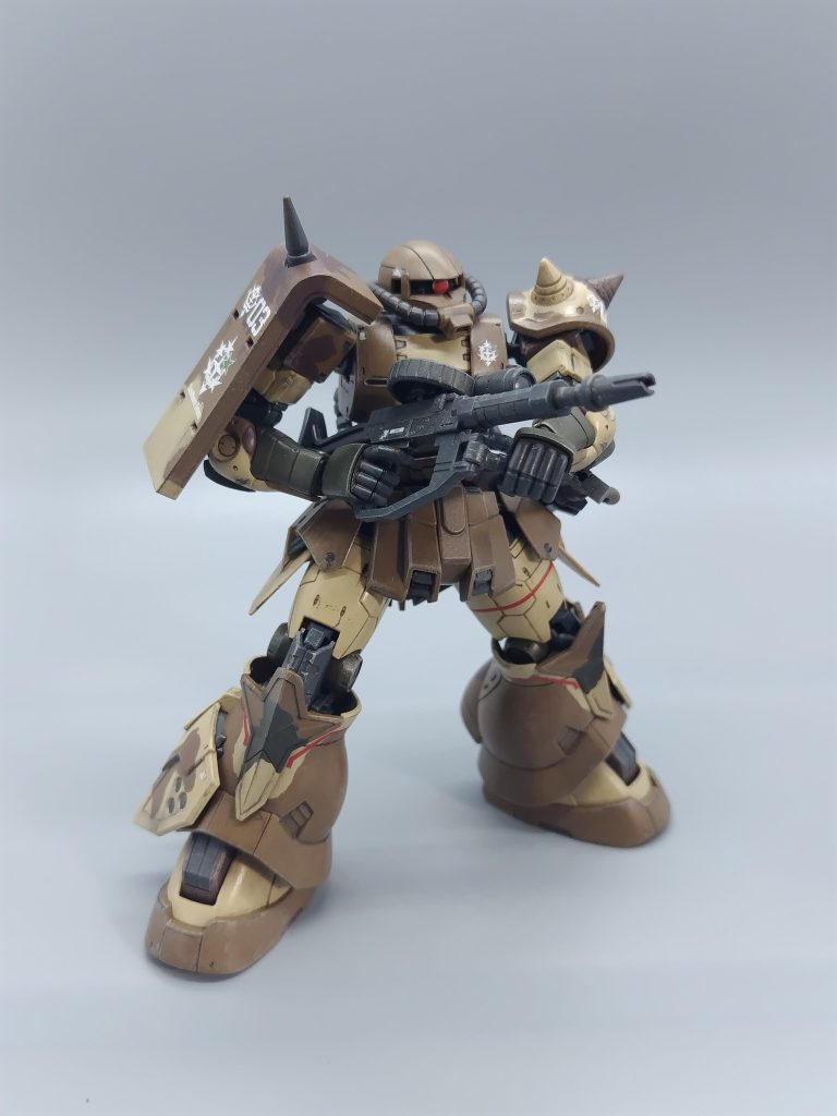 マシンガン持たせにくい。