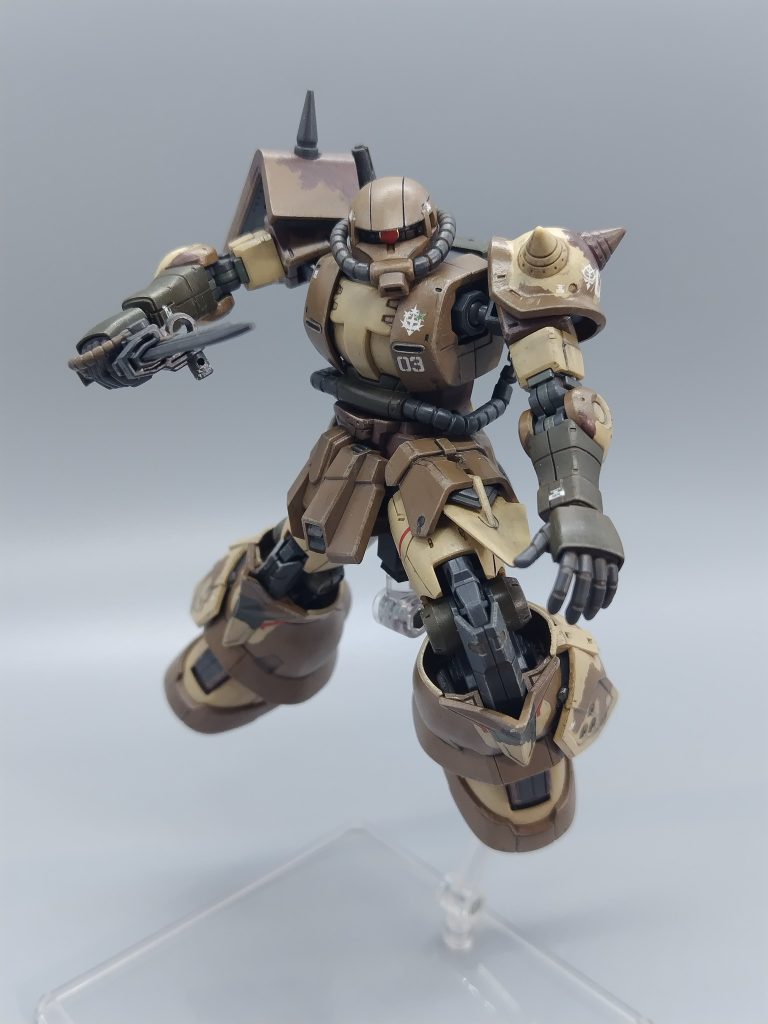 ごつい足ですがかなり曲がります。