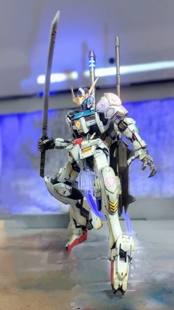 フロントアーマーが下に向くように腰部前方に改修、ハンドパーツ交換、MGを意識して胴体の延長、胸部や各所C面？を出してみました。地味な改修です。😂