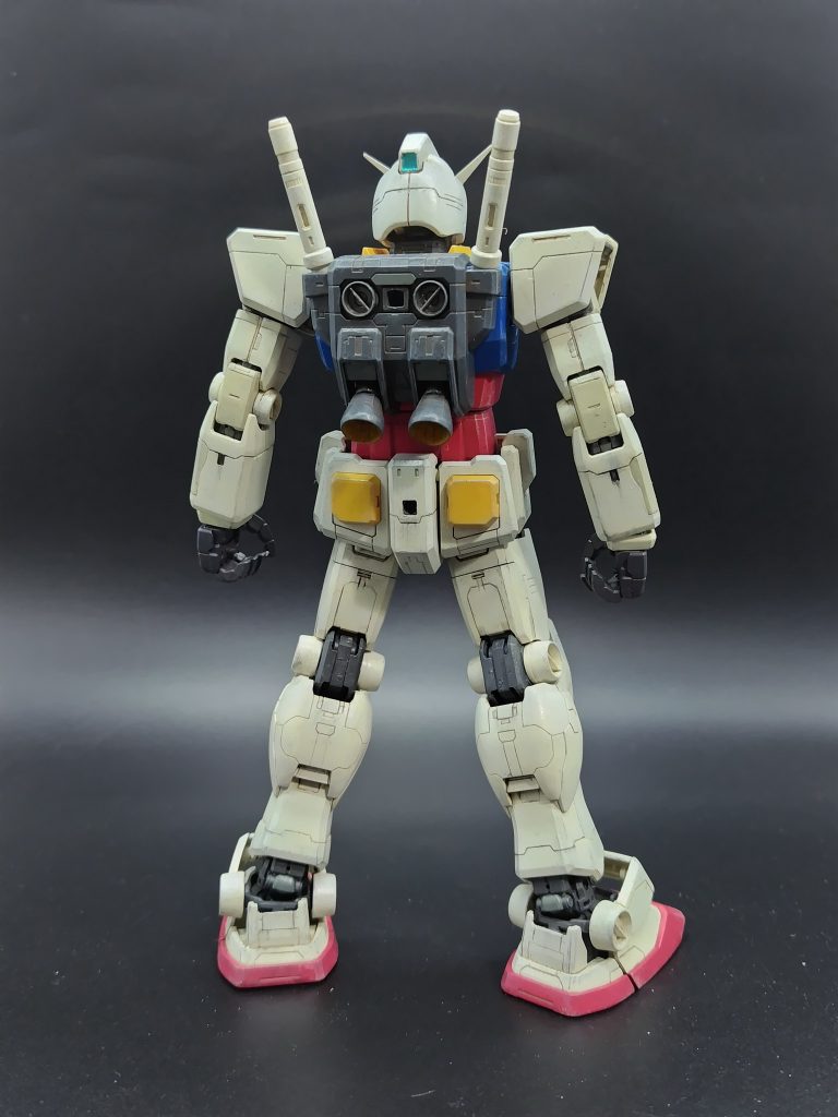 腰の穴はライフル懸架用。