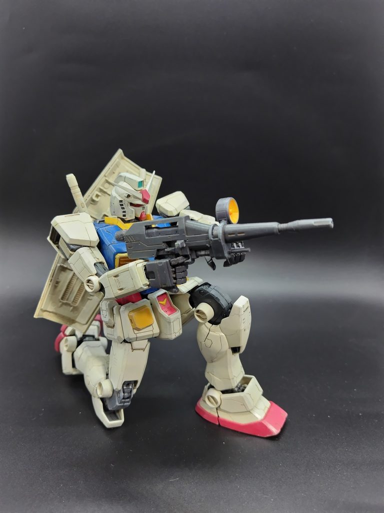 脚部フレームはシリンダーギミックもありなかなか凝っています。可動域も十分で立膝もOK。関節もかなり緩んできてますがまだなんとかなりました。