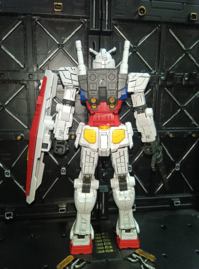 バックショット。バックパックが結構違いますね。