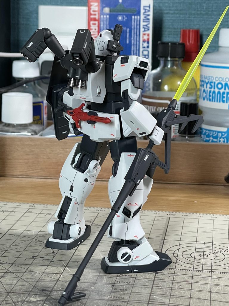 海ヘビは漫画内でどこに収納されていたのかわからなかったので、腰にHGイフリートナハトのコールドクナイ接続パーツを加工してマウントしてます。