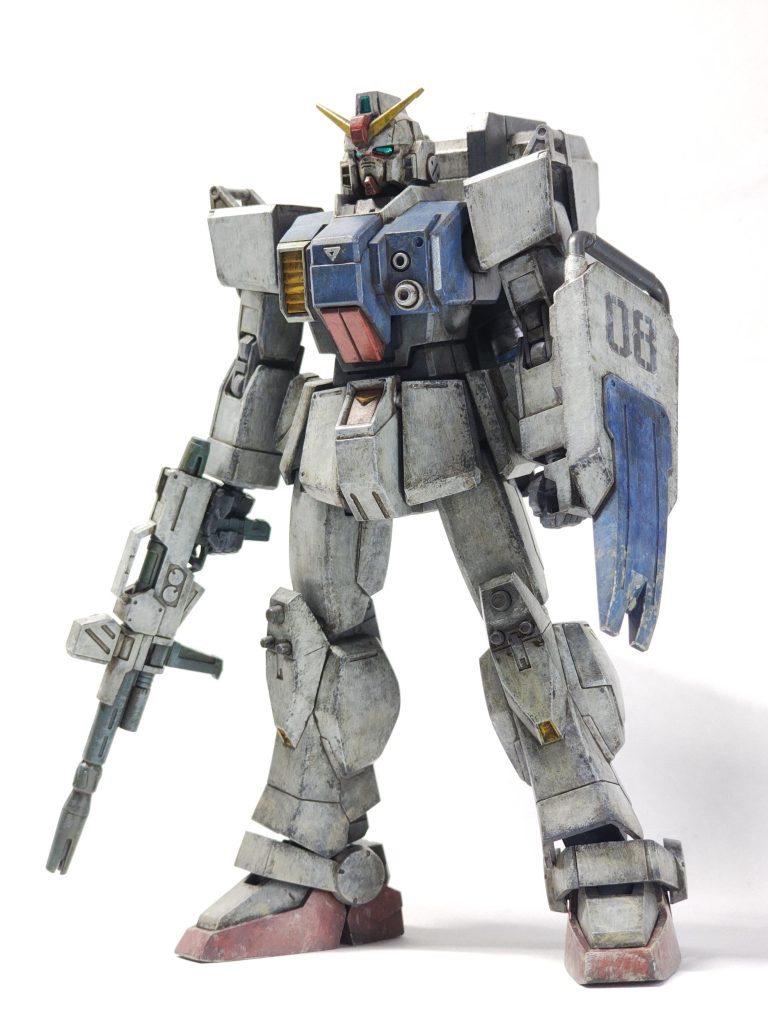 コンテナ背負ってビームライフルに持ち替えました。もう背中が重くてまっすぐ立つだけで大変。この辺でいつもの自分メモ用、色レシピです。メカサフヘビィ後、白: ガルグレー > グランプリホワイト青: ガンダムエアリアル(改修型)ブルー > イザーク専用機スカイブルー赤: モンザレッド > サーモンピンク黄: ハイネ専用機オレンジ > オレンジイエローバックパック、ウエスト: ジャーマングレー/グラウ > 同(退色)関節: サフ >  明灰白色1武器: ATブルーグレー > 明灰白色1ライフル: ファントムグレー > グレーバイオレットあとは、ダークグレーチッピング > 半光沢トップコート > ダークブラウンウォッシング、砂汚れ少々 といつものコースです。武器のATブルーグレーがボトムズカラーなんですが、見た目にも名前にも緑要素ないのに塗ったらだいぶ緑で完全に間違えました。そして間違えたなりに進めました。