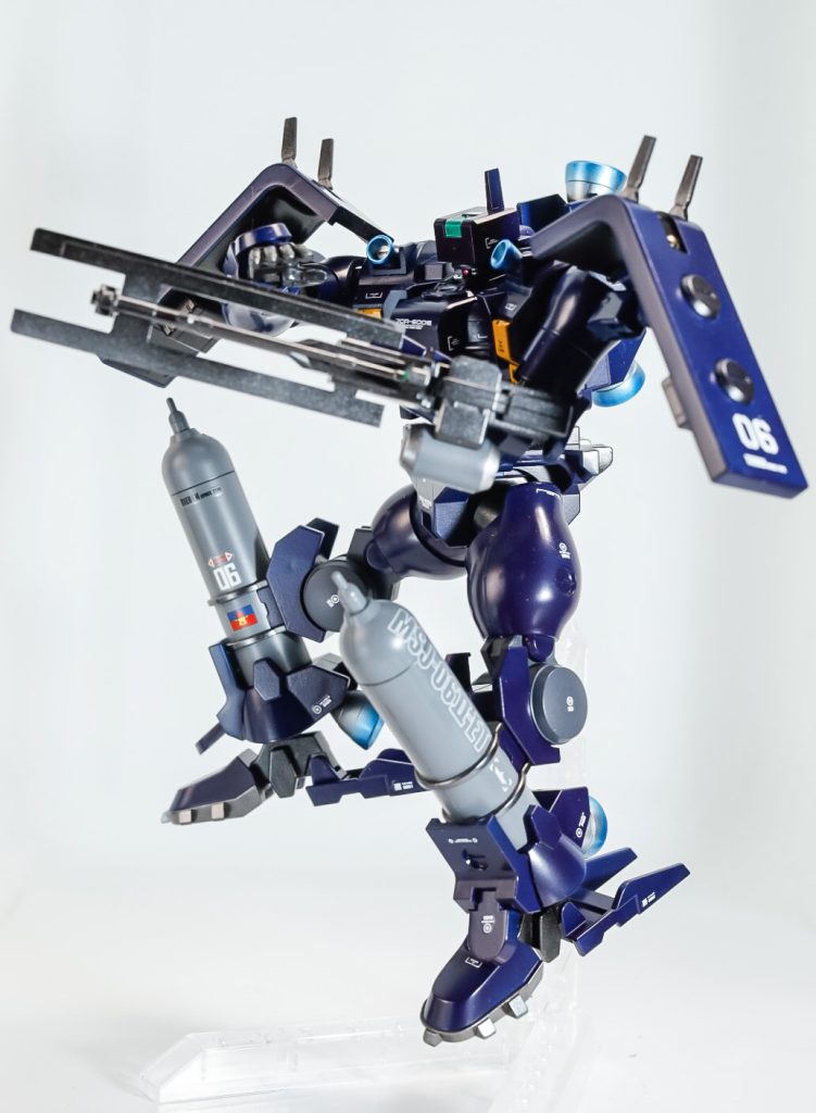 肩シールドもフレキシブルバインダーで自由に動くので意外とポージングがキメやすい！