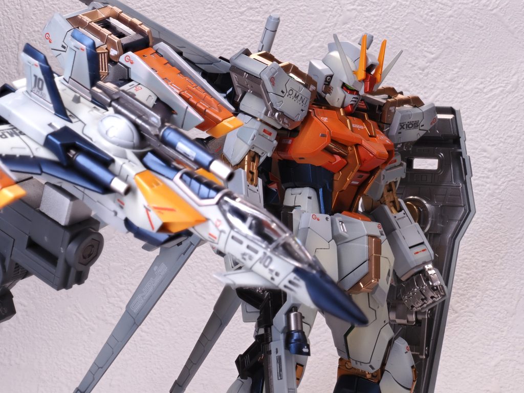 オレンジはオレンジイエロー+スカーレットをベースにハイライトで白のグラデーション後クリアーオレンジとクリアールージュで調整。