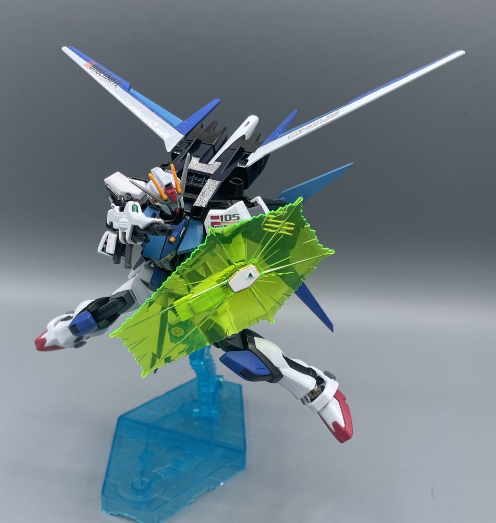 ビームシールドで防御!! 左腕にはビームシールド発生器を装備しています。