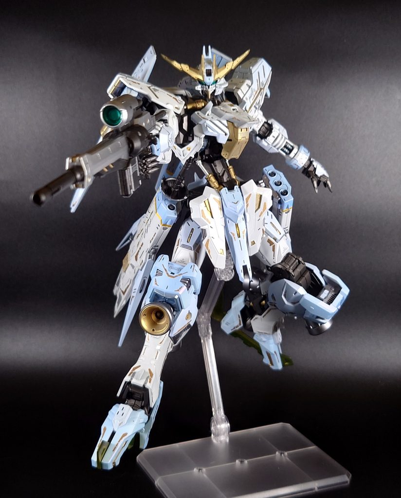 ライフルを構えて。ライフルのレンズとカメラアイはプレミアムミラークロームの上から蛍光ブルー+蛍光グリーンで調色したものを上塗り。