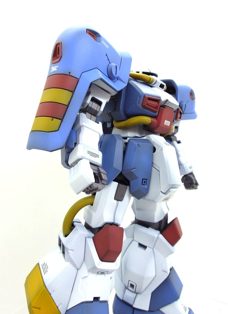 左ショルダーの色分けは頑張ってマスキング塗装しました(zaku-kao5)