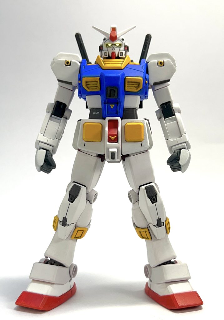 武装していない状態で全身今回はもしもHGの初期(No.25〜30辺り)で7号機が発売されていたらというイメージで、近年のカトキリファイン版のデザインから、HGUC No.21ガンダムと同じようなデザインになるようにディテールダウンしたものを目指してます。カトキガンダムにあってHGUCに無い意匠(ヘリウムコアのディテール等)は極力減らして制作しました。(伝われ)